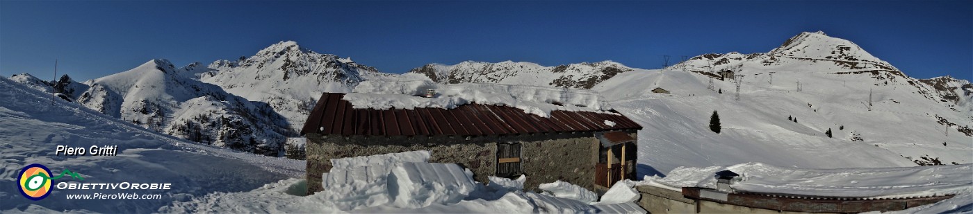 26 Casera Alpe Aga (1759 m) si scrolla di dosso la tanta neve....jpg
